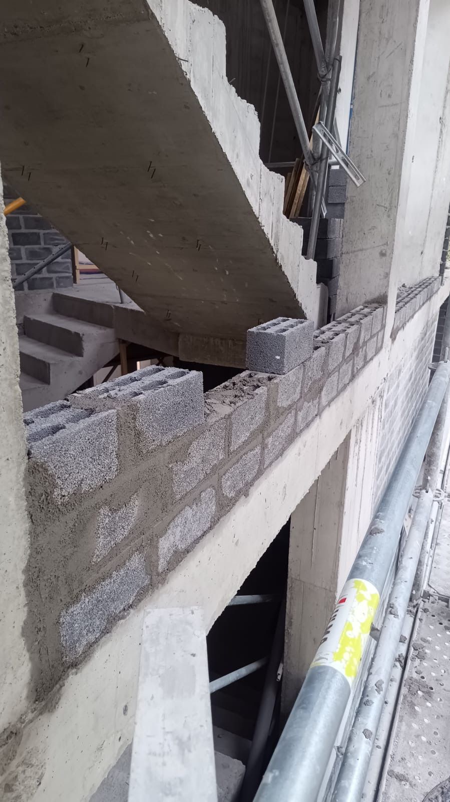 Fábrica de bloque de hormigón bajo forjado
