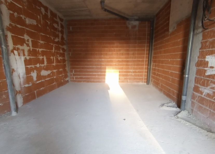 Local en obra con fábrica de ladrillo y solera terminada