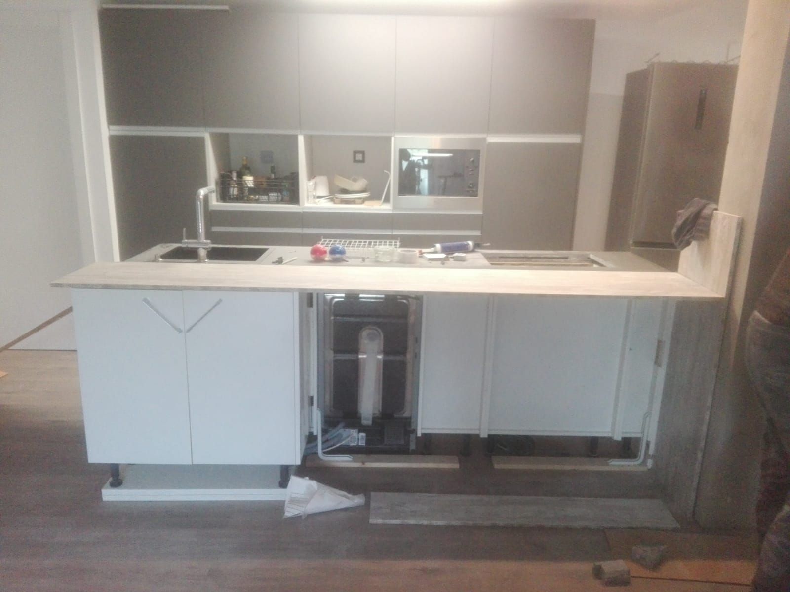 Cocina con isla, fregadero y electrodomésticos instalados