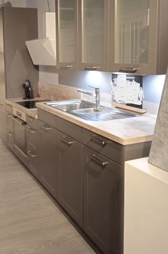 Cocina terminada con encimera de mármol