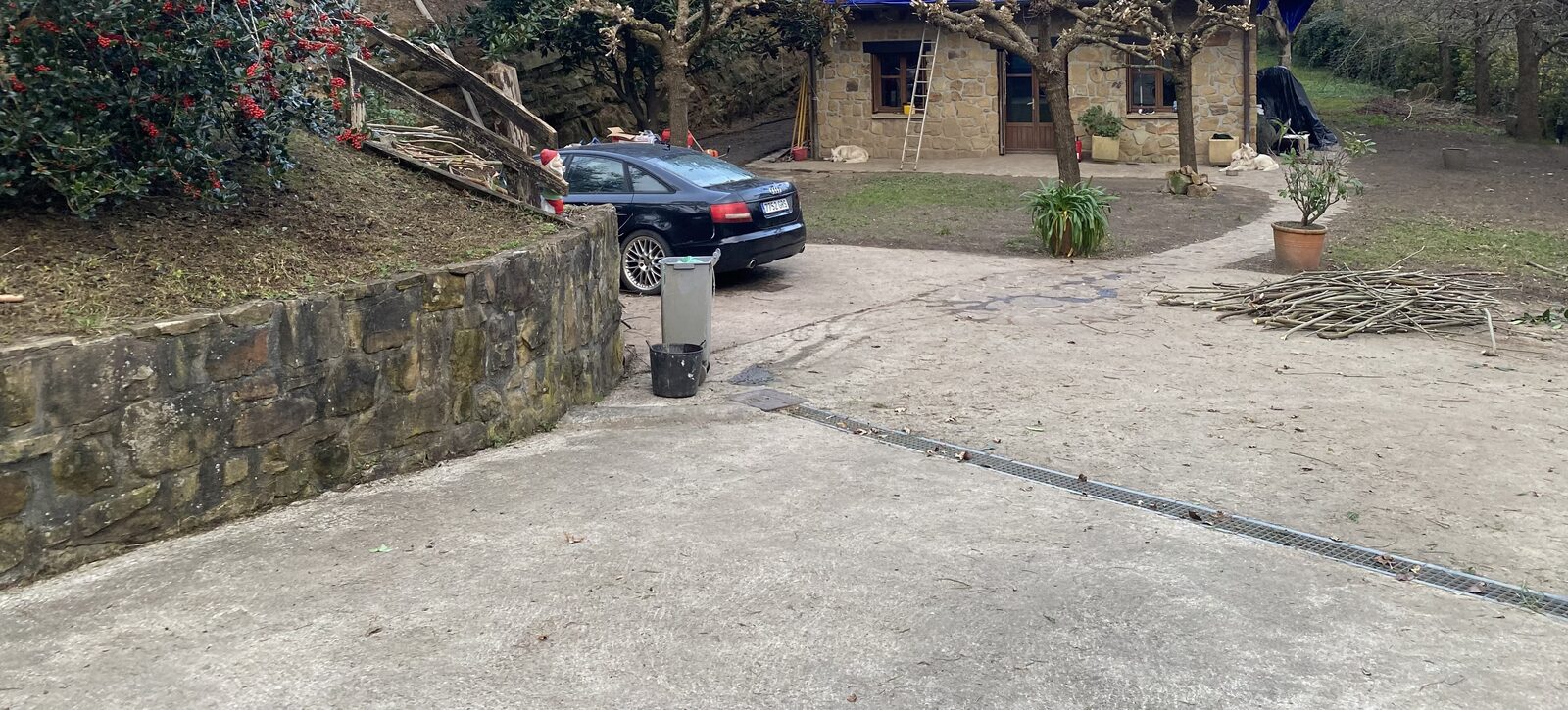Restos de poda recogidos junto a la vivienda