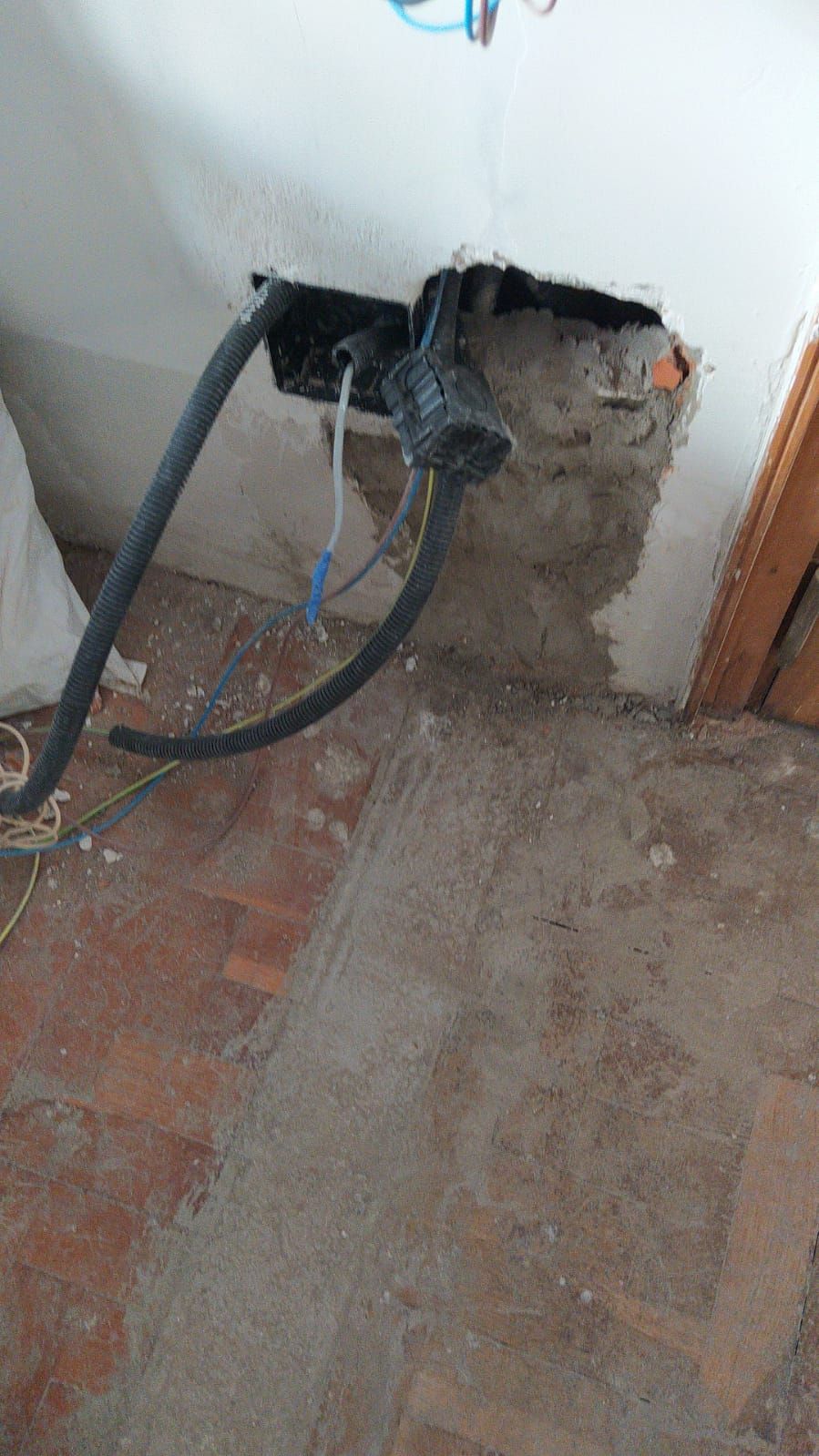 Caja de mecanismo empotrada con cableado en suelo antiguo