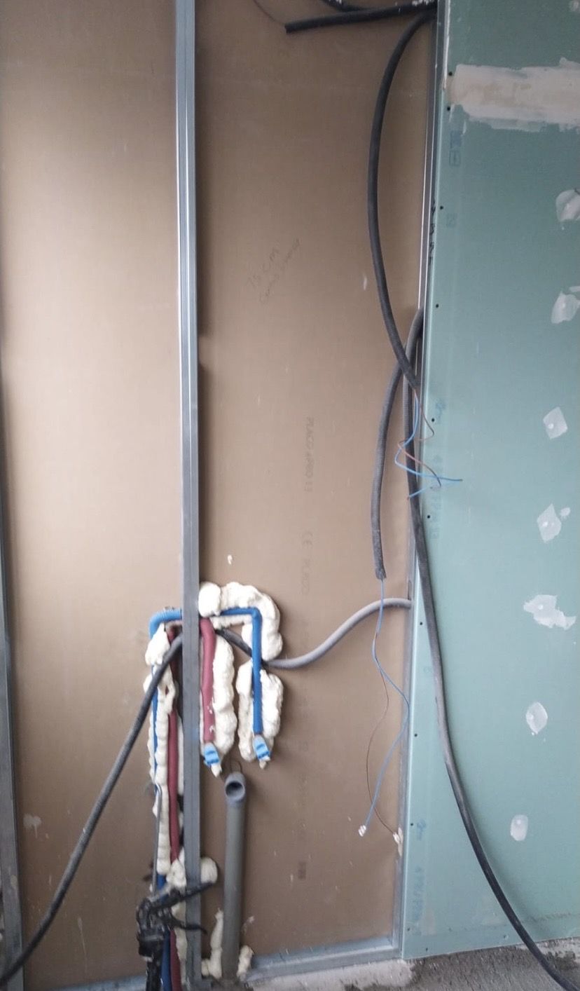 Instalación de fontanería y electricidad en tabique de pladur