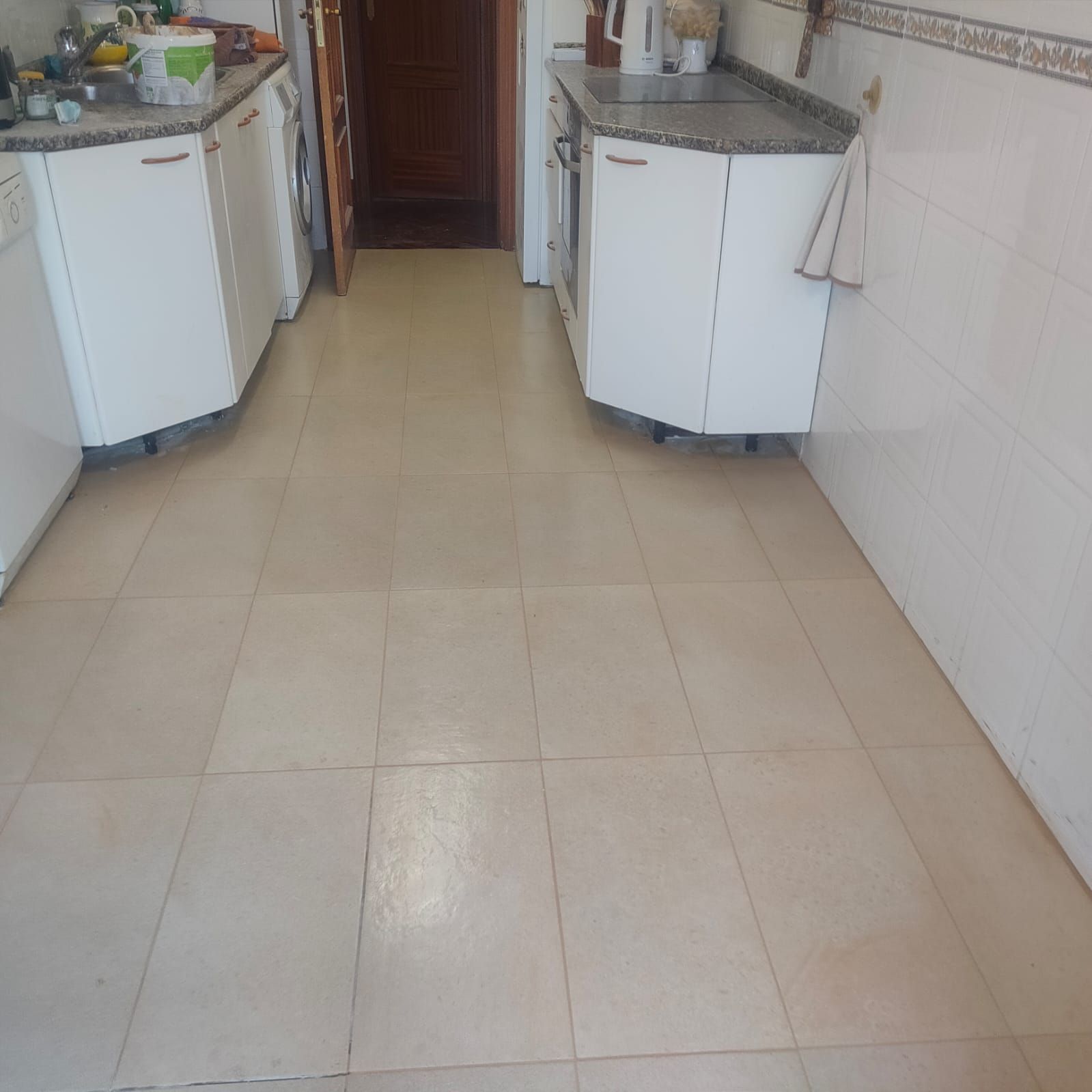 Pavimento terminado en pasillo de cocina