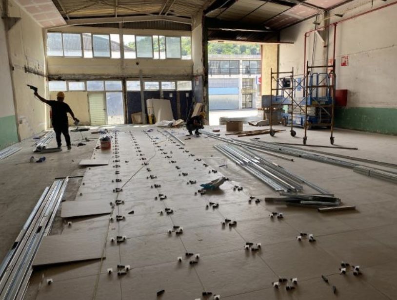 Colocación de pavimento en nave industrial