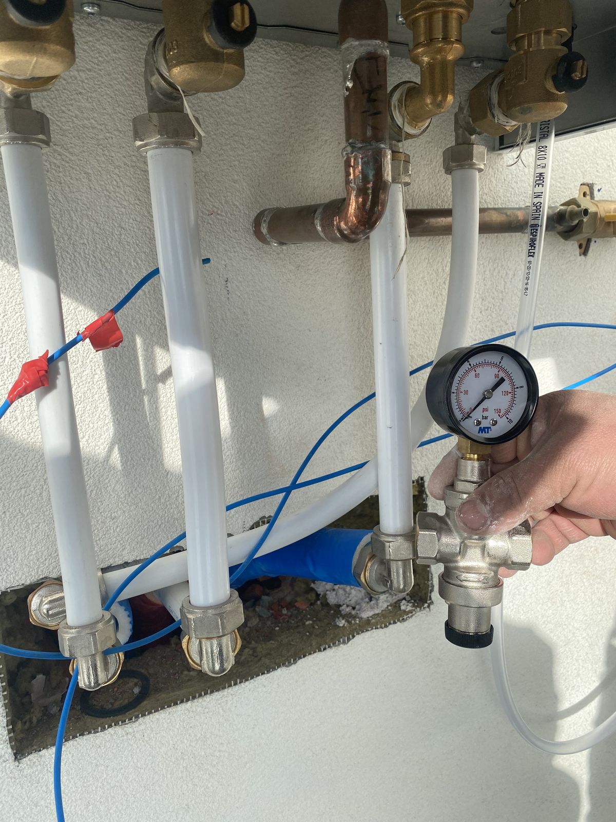 Manómetro de presión en instalación de fontanería
