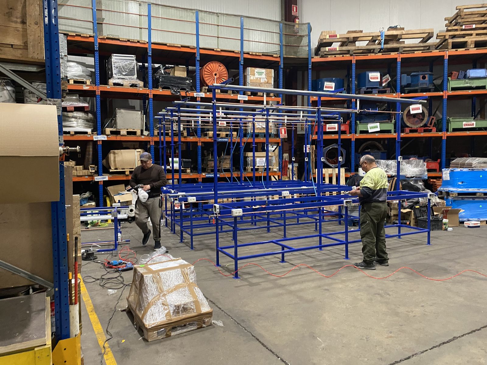 Estructura metálica en nave industrial para instalación eléctrica