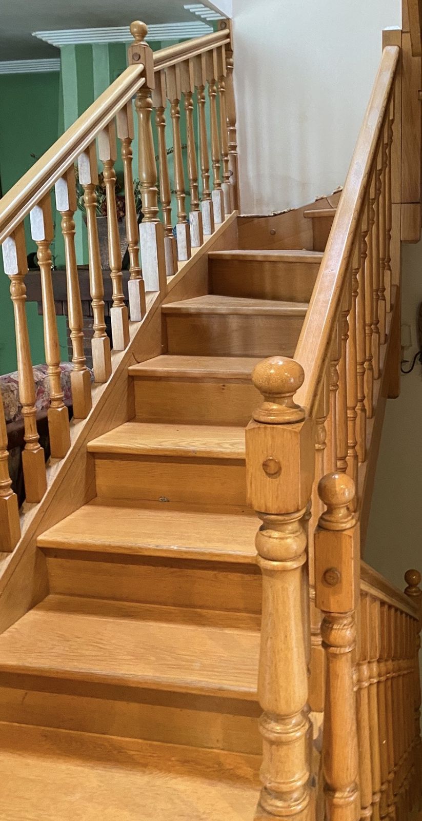 Escalera de madera en reforma de vivienda