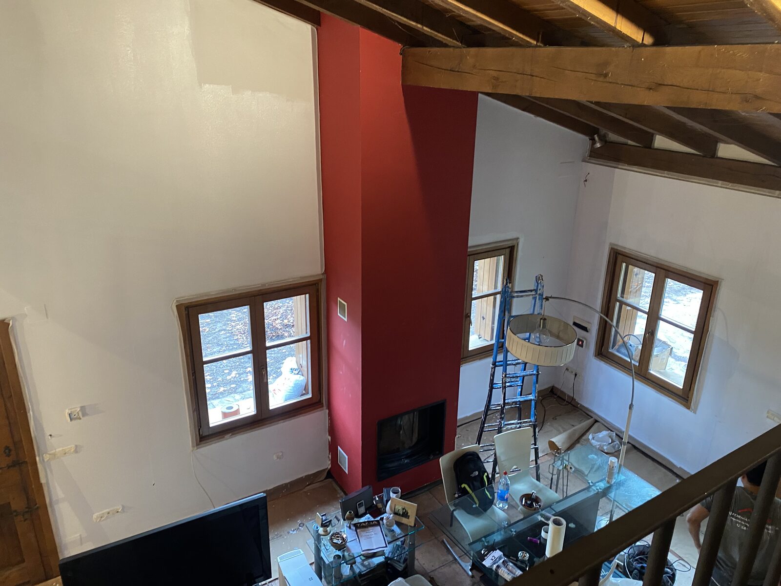 Pintura de paredes blancas y columna de chimenea en rojo