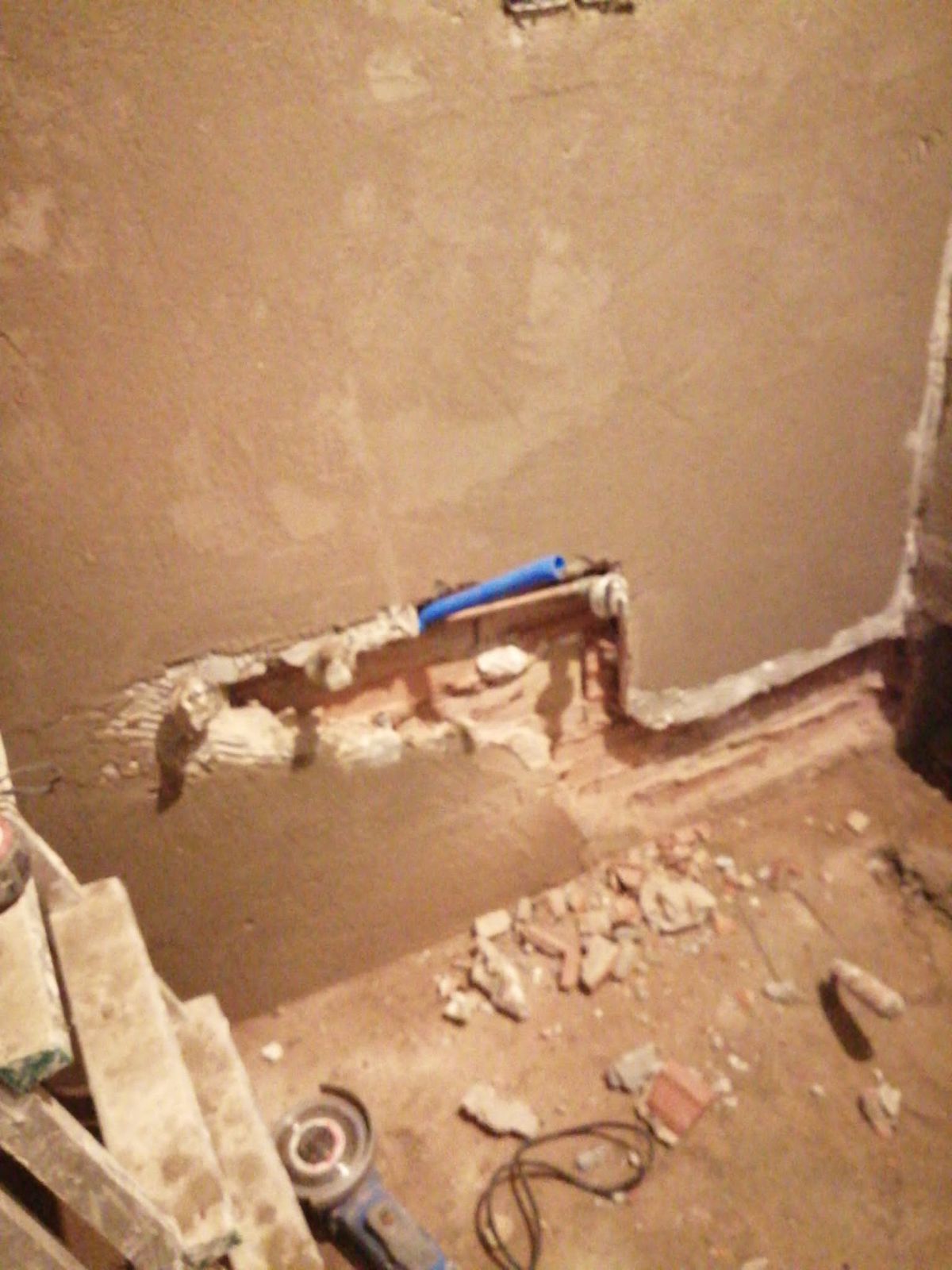 Reparación de instalación empotrada en pared