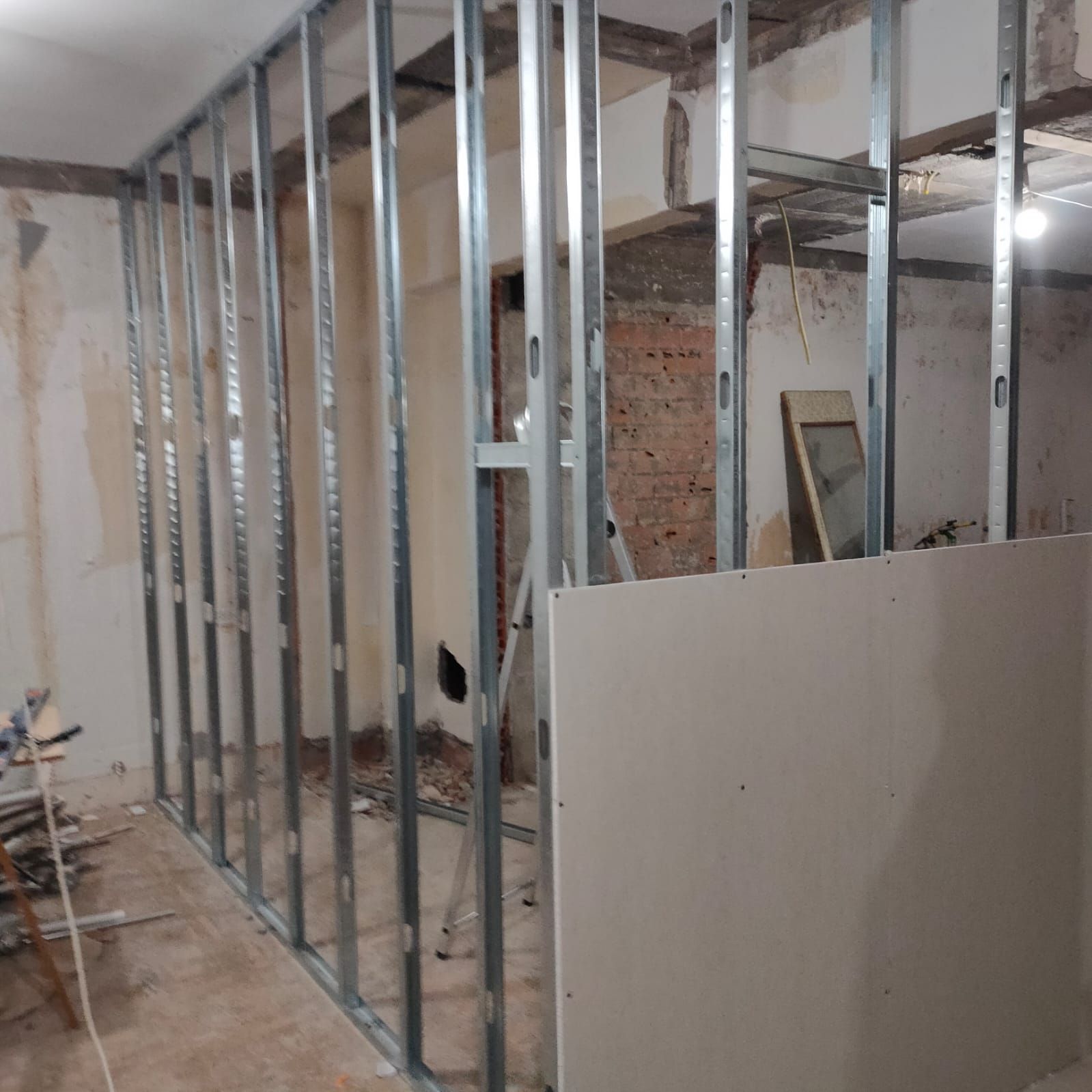 Estructura de tabiquería de pladur sobre muro de ladrillo
