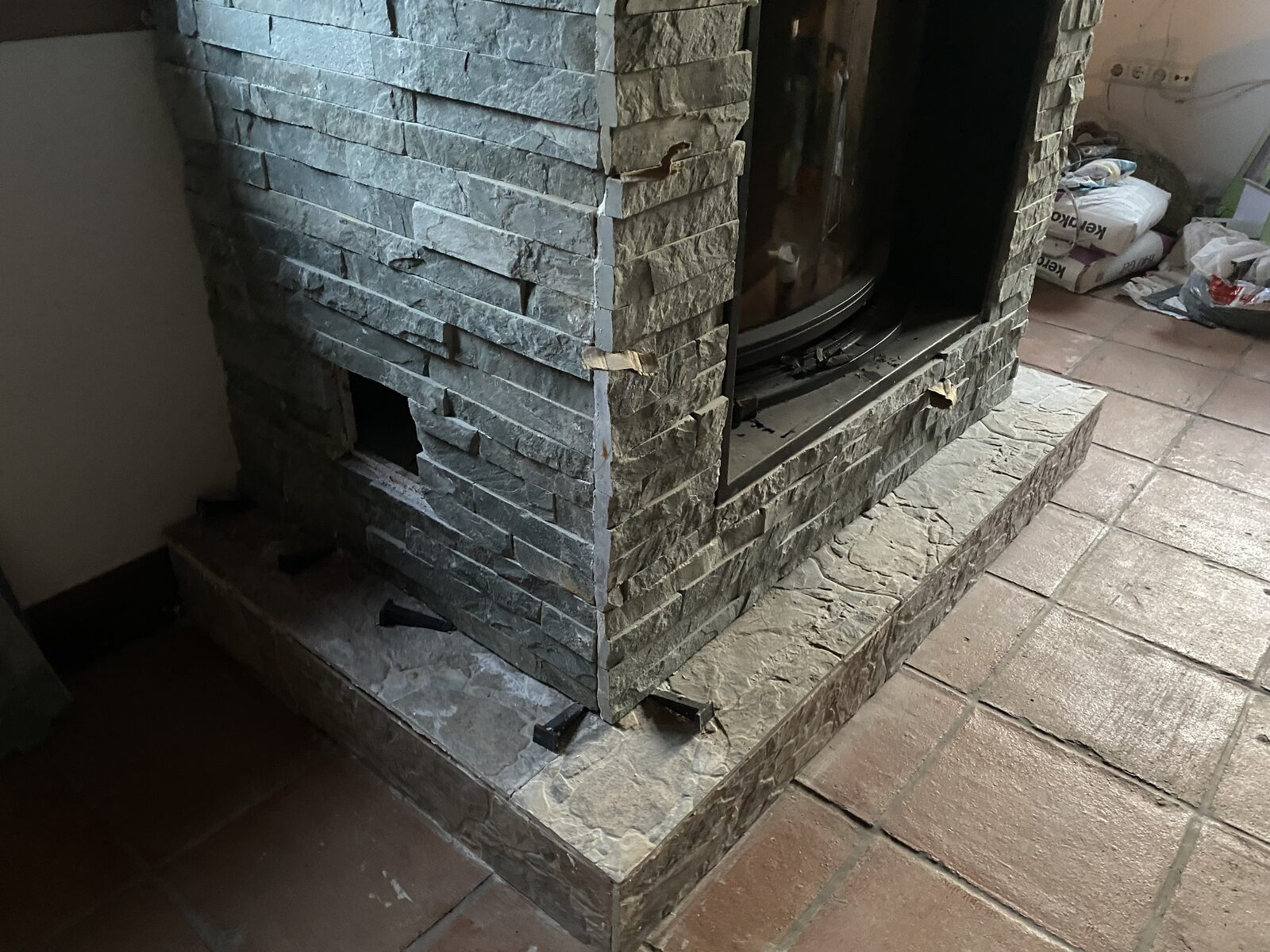 Colocación de revestimiento de piedra en esquina de chimenea