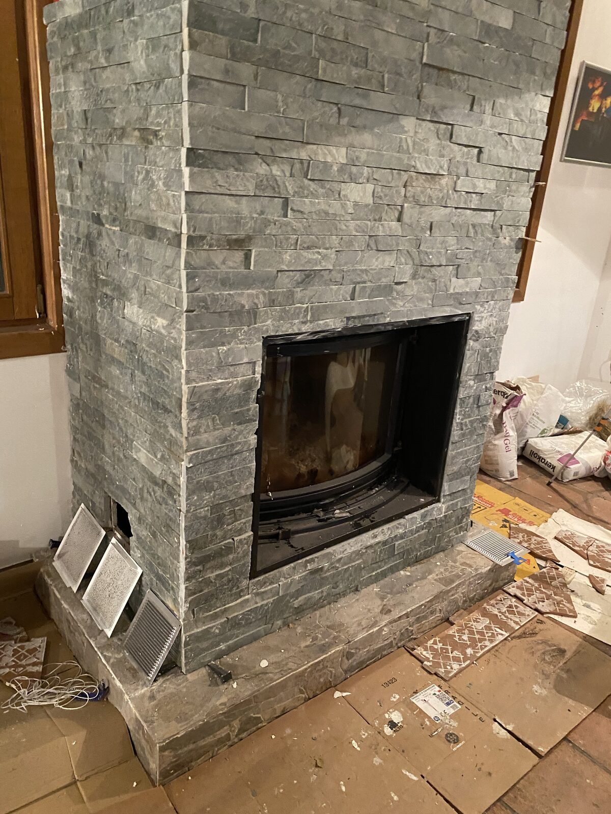 Revestimiento de piedra en chimenea casi terminado