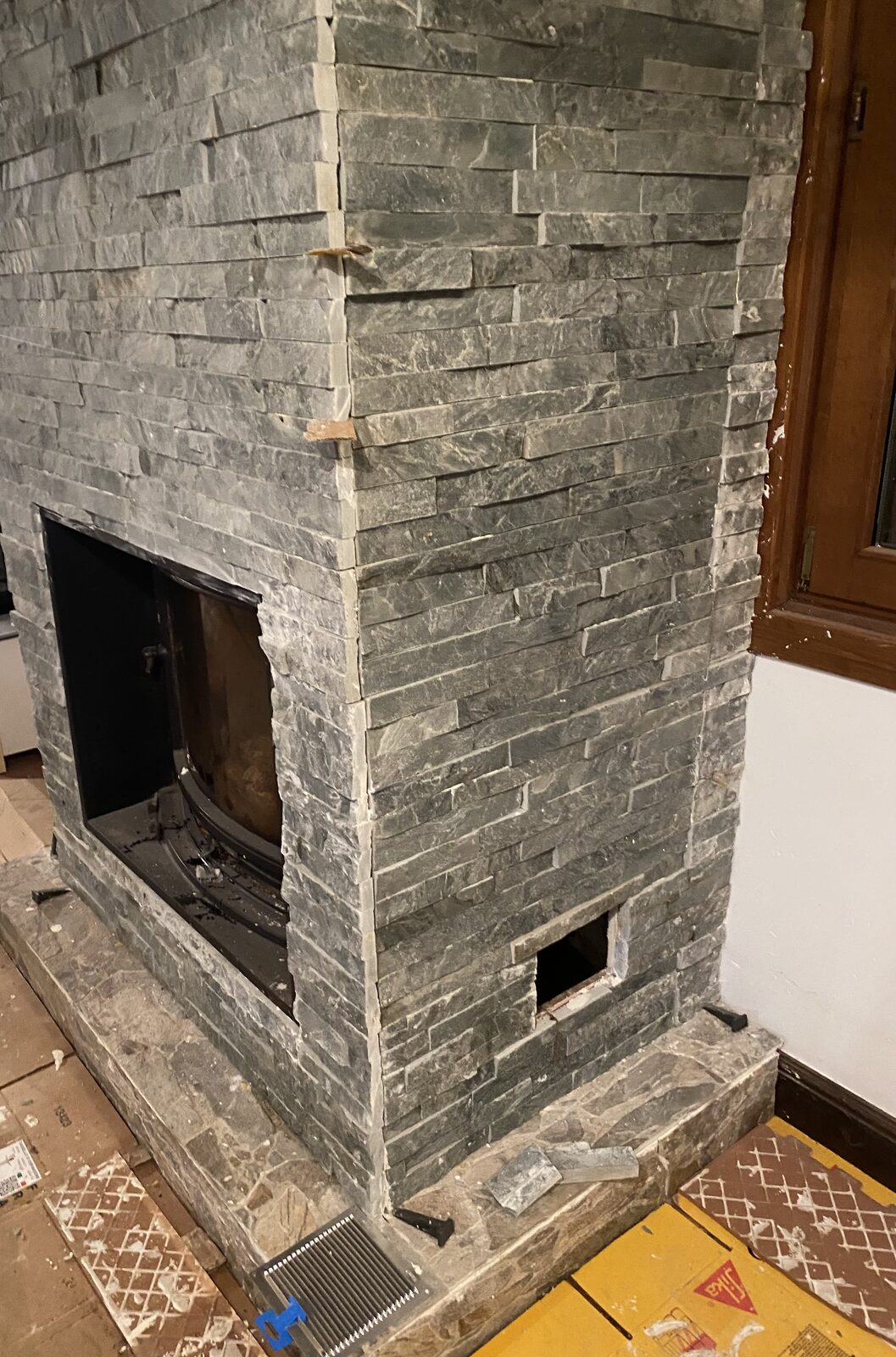 Revestimiento de piedra terminado en columna de chimenea
